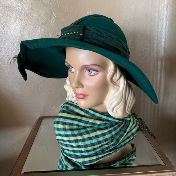 SENSATIONAL DESIGNER 1950\'s GREEN FELT WIDE BRIM HAT WITH METAL STUDS & FEATHERS main image 4
